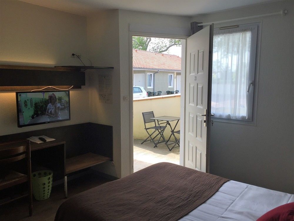 Hotel Marjolaine Roullet Buitenkant foto